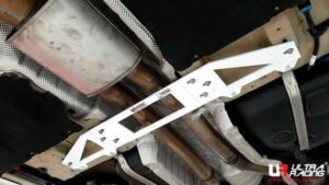 Ultra Racing BMW G02 (X4) 3.0T 4WD 18+ UltraRacing 4-Point Mid Lower Brace (4002) URTW-ML4-4002