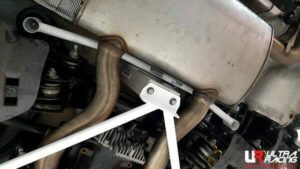 Ultra Racing BMW G02 (X4) 3.0T 4WD 18+ UltraRacing 2-Point Rear Lower Bar (4004) URTW-RL2-4004